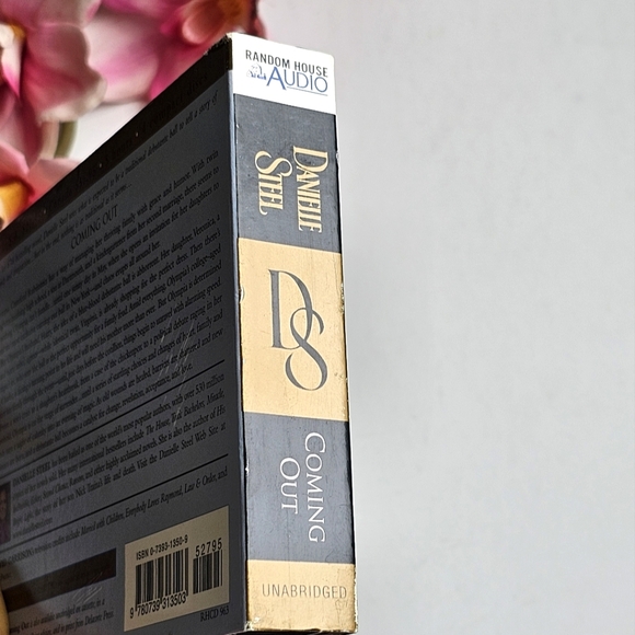 Danielle Steel - Coming Out Read By David Garrison 4 CDs Set Unabridged, 5 Hours - Picture 6 of 8